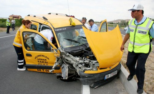 Kamyonet Park Halindeki Otomobile Çarptı