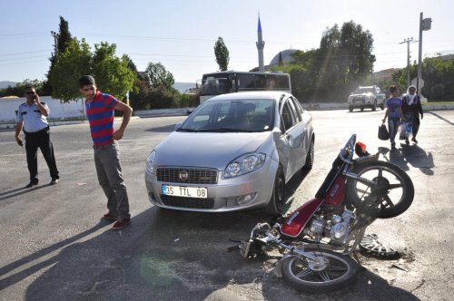 Kaza Yapıp, Yaralı Halde Kaçtı