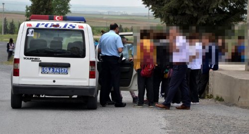 Kız Öğrenciler Erkek Gibi Yumruklaştı
