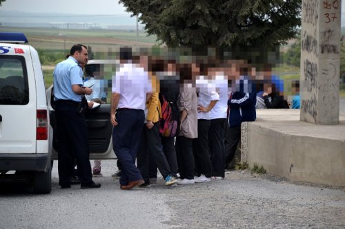 Kız Öğrenciler Erkek Gibi Yumruklaştı