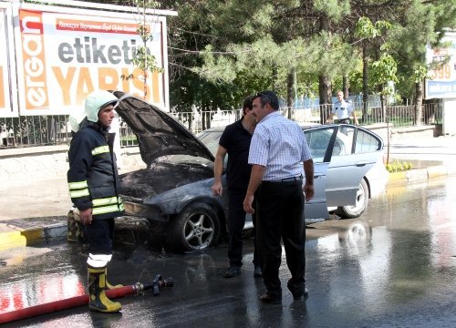 Lüks otomobil cayır cayır yandı