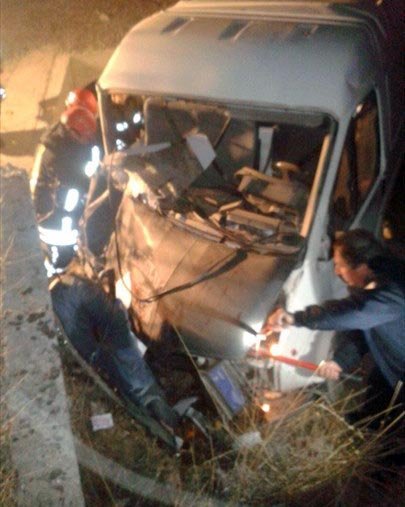 Minibüs Park Halindeki Kamyonete Çarptı: 1 Ölü