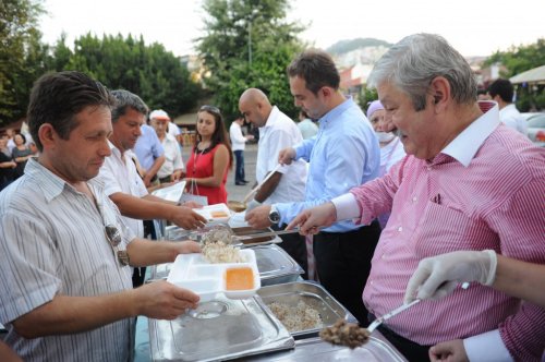 Mustafa Akaydın İftar Yemeği Dağıttı