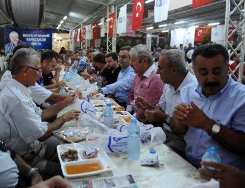Mustafa Akaydın İftar Yemeği Dağıttı