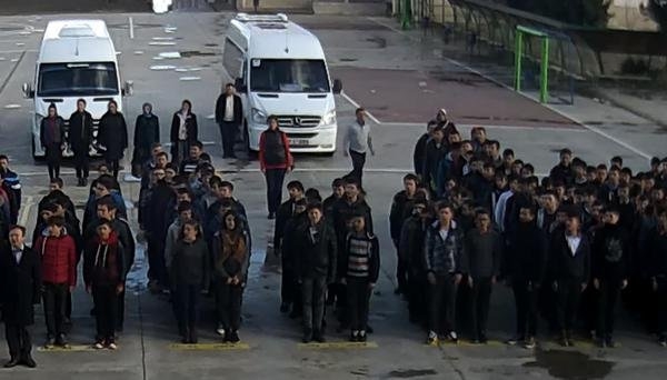 ogrencilerden-ogretmenlere-toplu-dayak-59415-2g.jpg ogrencilerden-ogretmenlere-toplu-dayak-59415-2g.jpg