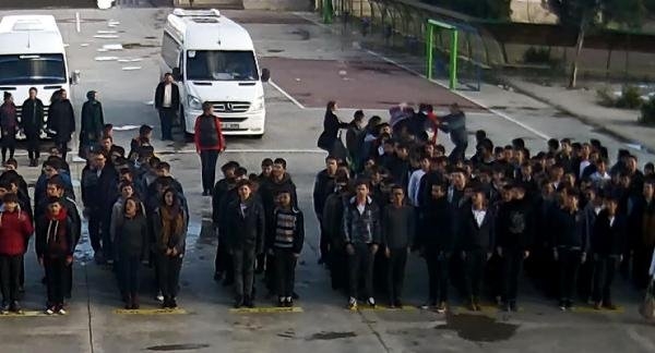 ogrencilerden-ogretmenlere-toplu-dayak-59415-4g.jpg ogrencilerden-ogretmenlere-toplu-dayak-59415-4g.jpg