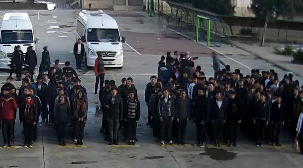 ogrencilerden-ogretmenlere-toplu-dayak-59415-5g.jpg ogrencilerden-ogretmenlere-toplu-dayak-59415-5g.jpg