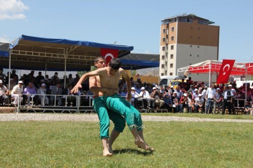 Oltu’da 36 Derecede Karakucak Güreşleri