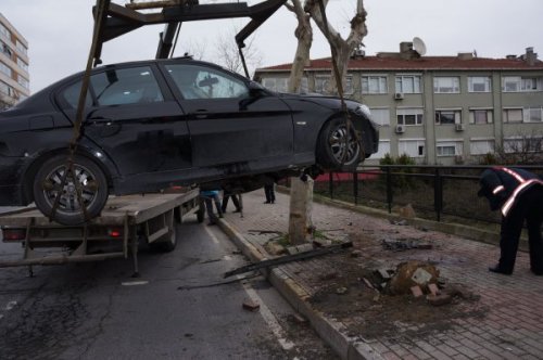 Önce direğe, sonra ağaca çarptı