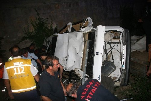 Otomobil 8 Metrelik Duvardan Uçtu
