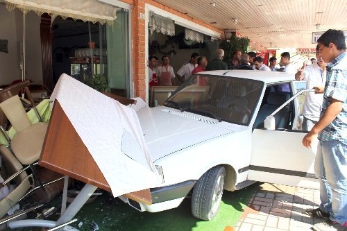 Otomobiliyle Pide Salonuna Daldı