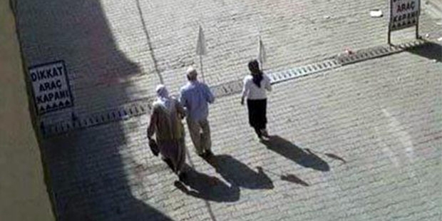 page_4-gundur-sokaga-cikma-yasaginin-surdugu-nusaybinde-diyaliz-hastalari-beyaz-bayrakla-sokaga-cikti_577174999.jpg page_4-gundur-sokaga-cikma-yasaginin-surdugu-nusaybinde-diyaliz-hastalari-beyaz-bayrakla-sokaga-cikti_577174999.jpg