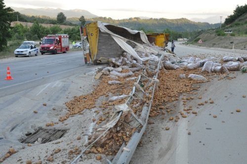 Patates Yüklü Tır Devrildi: 1 Ölü