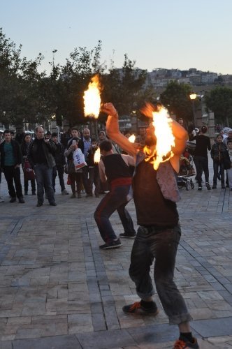 Polonyalı gezginlerden ateş dansı