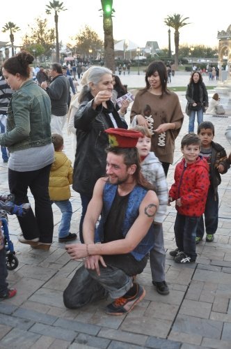 Polonyalı gezginlerden ateş dansı