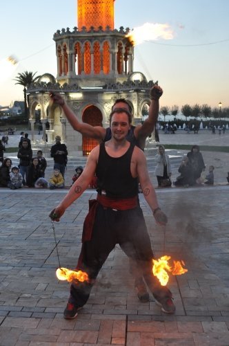 Polonyalı gezginlerden ateş dansı