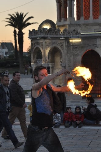 Polonyalı gezginlerden ateş dansı