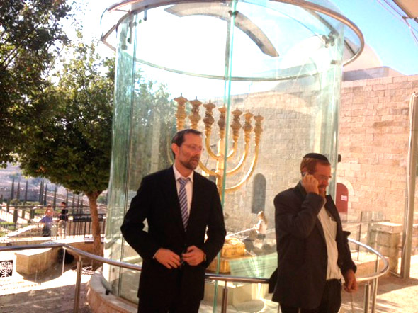 r2-008.jpg r2-008.jpg