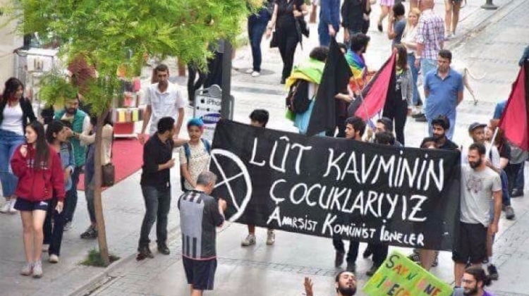 ramazan_ayinda_izmirde_lgbt_yuruyusu_1496644373_1205.jpg