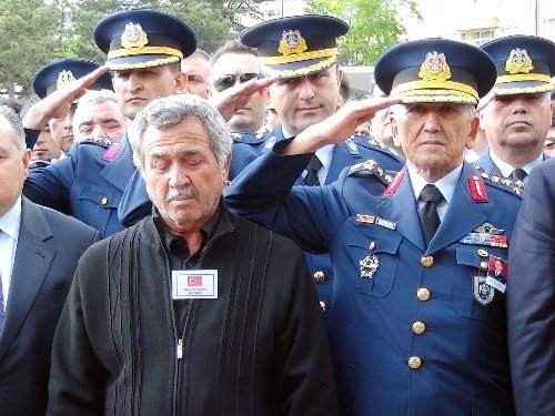 Şehit F-16 pilotu Gümüşsoy,toprağa verildi