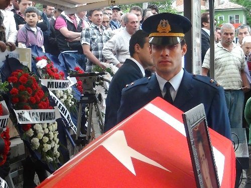 Şehit F-16 pilotu Gümüşsoy,toprağa verildi