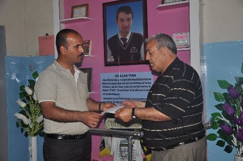 Şehit Oğulcan Tuna’nın Karnesini Babası Aldı