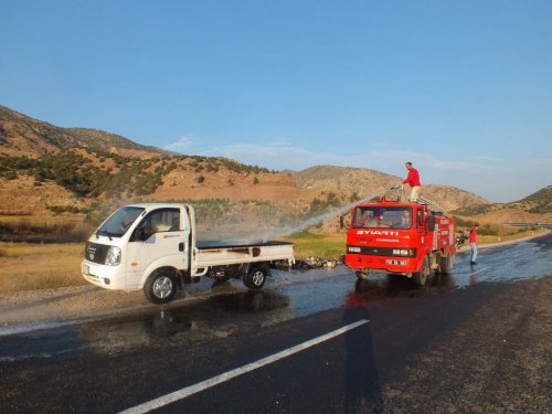 Seyir Halindeki Kamyonet Alev Alev Yandı