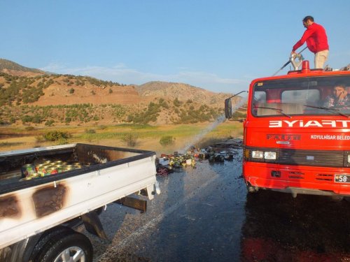 Seyir Halindeki Kamyonet Alev Alev Yandı