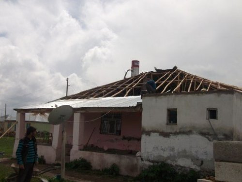 Şiddet Rüzgar Çatıları Uçurdu