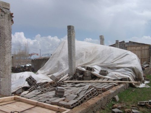 Şiddet Rüzgar Çatıları Uçurdu