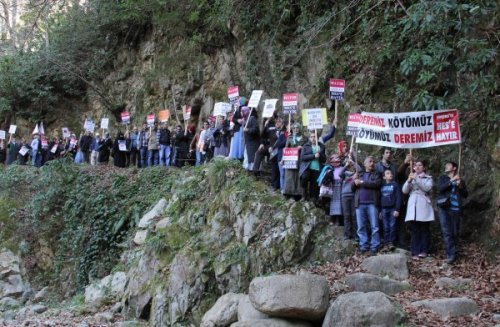 Şifalı Su İçin Yolu Ulaşıma Kapattılar