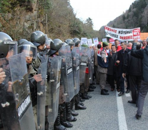 Şifalı Su İçin Yolu Ulaşıma Kapattılar