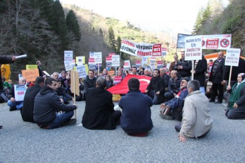 Şifalı Su İçin Yolu Ulaşıma Kapattılar