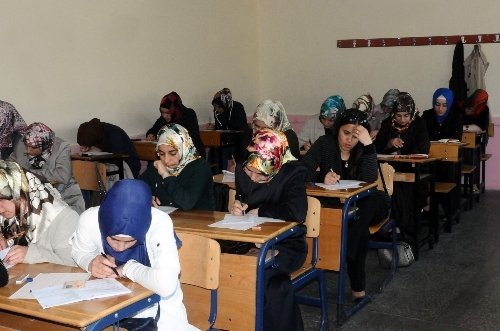 Sivasta 10 Bin Kişi O'nu Okuyarak Sınava Girdi