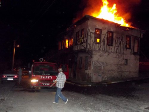 Tarihi Konak Alev Alev Yandı