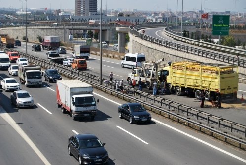 TEM Otoyolu'nda Kaza: 2 Yaralı