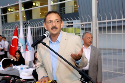 Tezahüratlar Özhaseki'ye