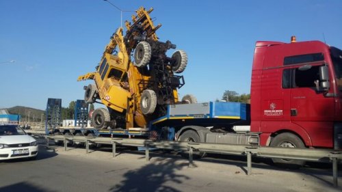 Tır'ın Çarptığı Üst Geçit Kullanılamaz Hale Geldi