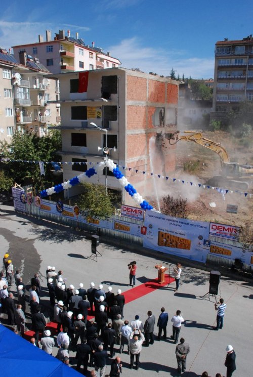 Tokat’ta Riskli Binaların Yıkımı Başladı