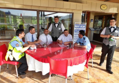 Trafik Polislerinden Sürücülere Leblebi