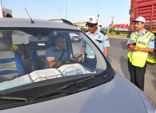 Trafik Polislerinden Sürücülere Leblebi