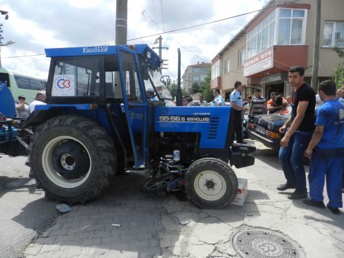 Traktör İle Motosiklet Çarpıştı: 2 Yaralı