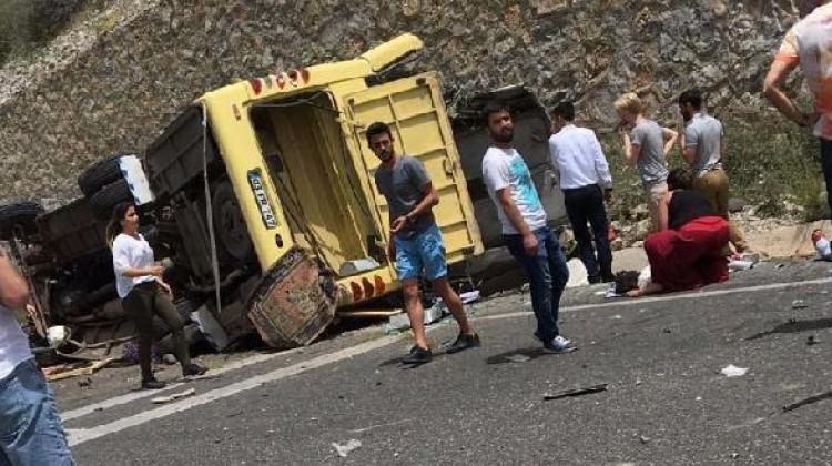 tur_otobusu_devrildi_cok_sayida_olu_ve_yarali_var_1494670391_1769.jpg