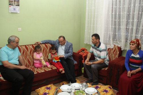Vali, Yer Sofrasında Oruç Açtı