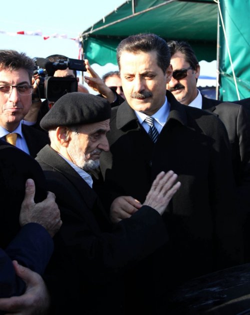Yaşlı Adamdan Bakan Çelik'e Yoğun İlgi