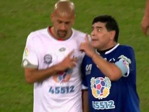 Maradona dostluk maçında kavga etti