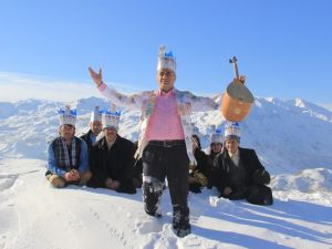 Türkücü Aydın Aydın bir çanta doları Zap Suyu'na attı