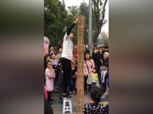 Yardım etmek isterken dev jenga kulesini yıkan kadın