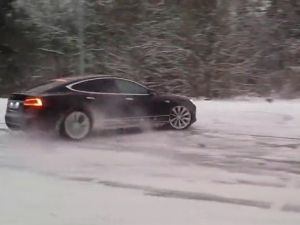 Buz üzerinde drift yapan Tesla ağızları açık bıraktı!