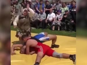 Güreş müsabakasında oğluna yardıma koşan anne